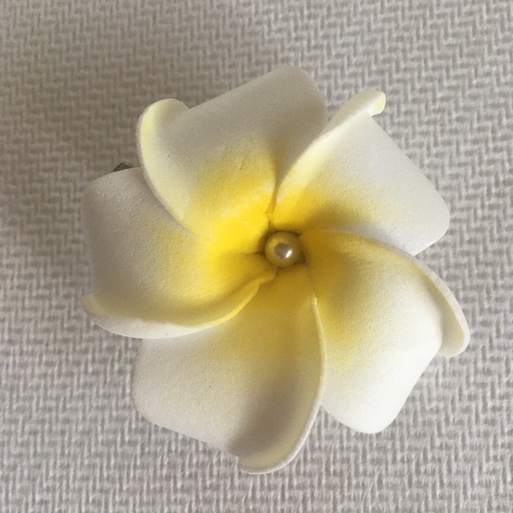 Women’s White Yellow Hair Pin Style Flower Pearl Cute Artificial Accessories - Picture 1 of 2